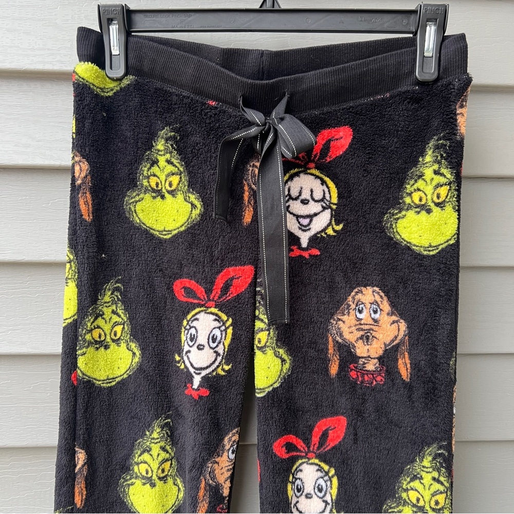 Dr. Seuss Pajama Pants Women's Size M Grinch & Cindy Lou Print Black - Picture 2 of 13